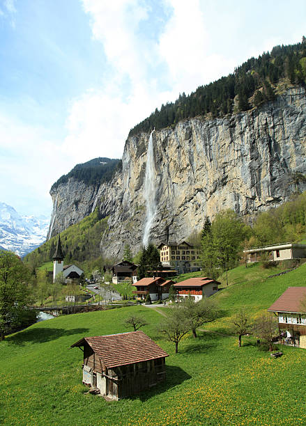 mountain village z kościół i wodospad, alpy, szwajcaria. - swiss culture european alps gstaad village zdjęcia i obrazy z banku zdjęć
