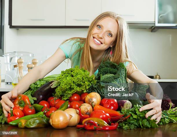 Mujer Feliz Con Pila De Verduras Foto de stock y más banco de imágenes de 20 a 29 años - 20 a 29 años, Abundancia, Actividad