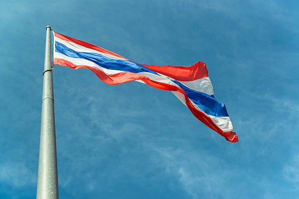 タイ旗を振る、ブルースカイの背景 - national flag flag global communications sky ストックフォトと画像