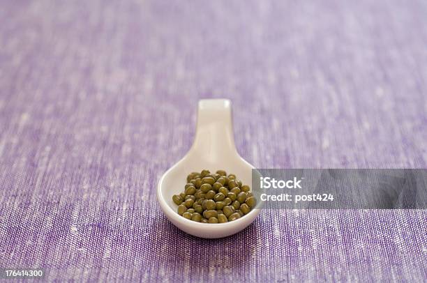 Closeup View Di Verde Organico Fagioli Mungo - Fotografie stock e altre immagini di Alimentazione sana - Alimentazione sana, Alimenti secchi, Ceramica