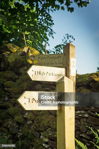 Foto de Caminhada Placa De Madeira e mais fotos de stock de Andar - Andar, Atividades ao Ar Livre, Campo