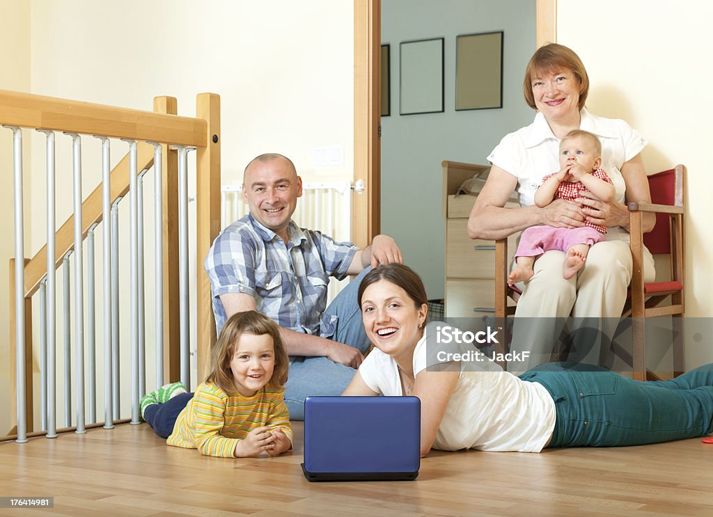 Felice sorridente Ritratto di tre generazioni di famiglia con due chil - Foto stock royalty-free di Adulto