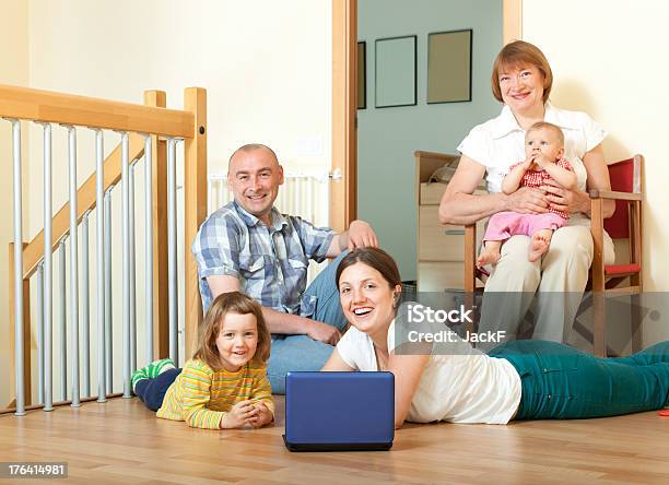 Felice Sorridente Ritratto Di Tre Generazioni Di Famiglia Con Due Chil - Fotografie stock e altre immagini di Adulto