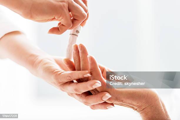 Glucosio Test Di Sangue Livello - Fotografie stock e altre immagini di Diabete - Diabete, Accudire, Adulto