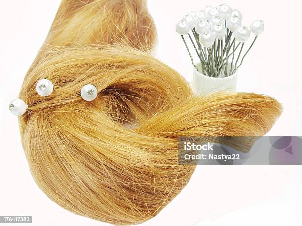 Coiffure Com Alfinetes Para Cabelo Em - Fotografias de stock e mais imagens de Broche - Broche, Enrolado, Estilo de cabelo