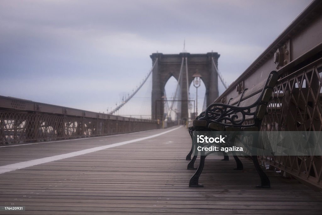 Banco vazio na Ponte de Brooklyn em Nova York City - Royalty-free Arquitetura Foto de stock