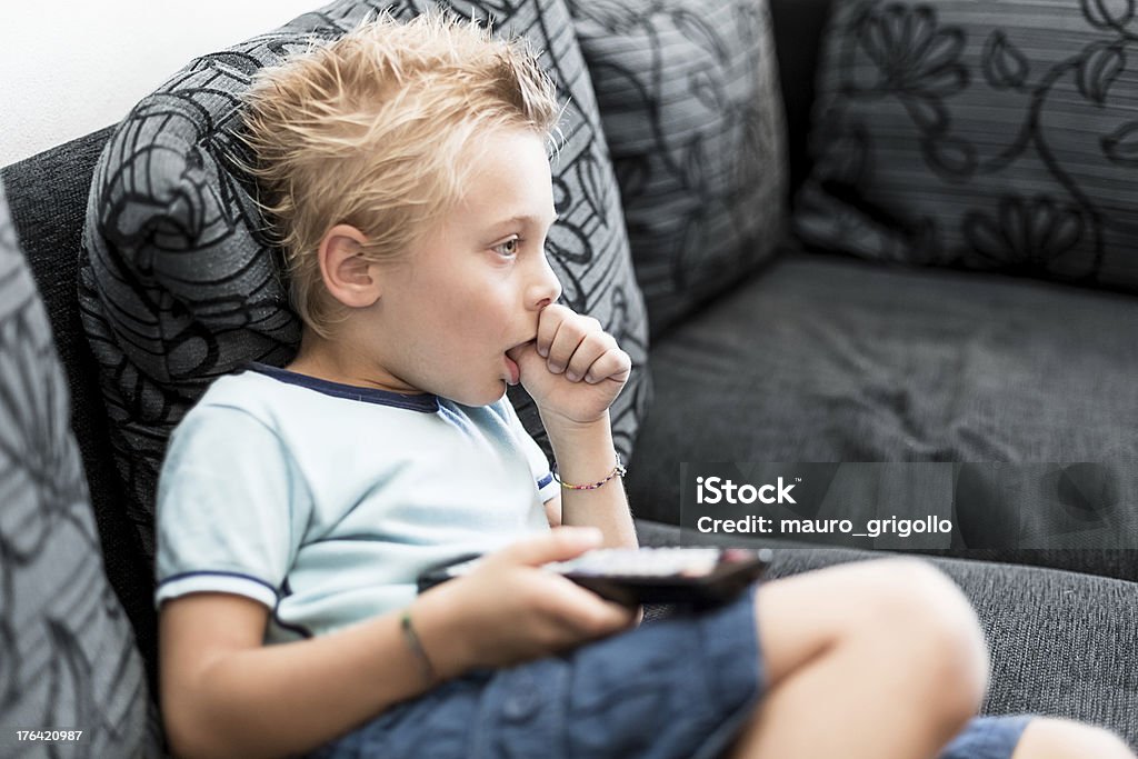 Jovem rapaz Passar o tempo a ver TV - Royalty-free 4-5 Anos Foto de stock