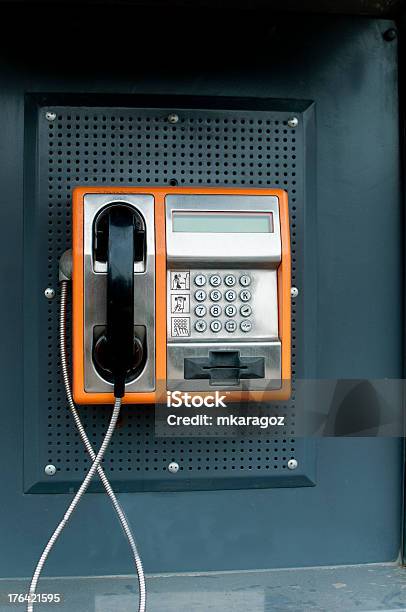 Pomarańczowy Automatów Telefonicznych Przy Użyciu Przez Połączenie W Bułgarii - zdjęcia stockowe i więcej obrazów Automat telefoniczny