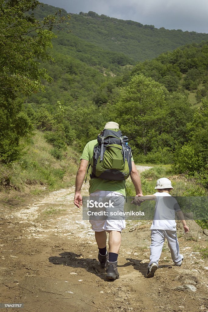 Hombre con niño caminar en el bosque - Foto de stock de Actividad al aire libre libre de derechos