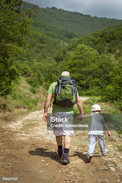 Hombre Con Niño Caminar En El Bosque Foto de stock y más banco de imágenes de Actividad al aire libre - Actividad al aire libre, Actividades recreativas, Adulto