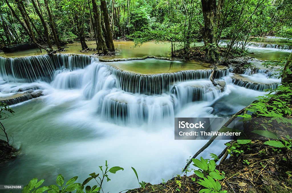 Huay Mae Khamin-Wasserfall, fließendes Wasser, Paradies in Thailand. - Lizenzfrei Bach Stock-Foto