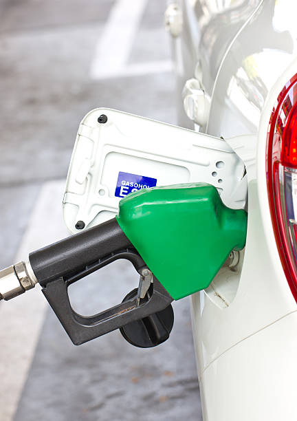 auto mit gas pump. - fillup stock-fotos und bilder