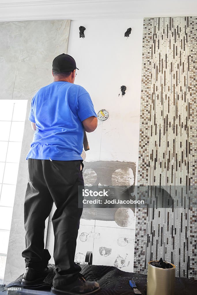 Construção: Um fornecedor prepara A parede para o espelho - Royalty-free Adulto Foto de stock
