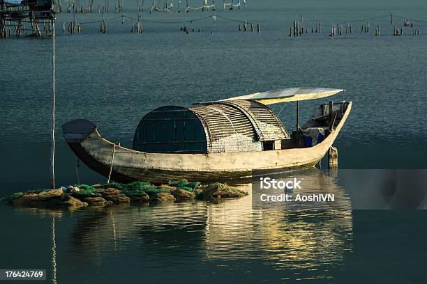 Barca In Stagno - Fotografie stock e altre immagini di Affondare - Affondare, Andare in barca a vela, Attività ricreativa