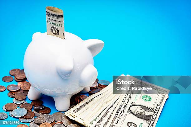 Erfolgreiche Und Überquellen Sparschwein Gefüllt Mitdollar Stockfoto und mehr Bilder von Amerikanische Währung