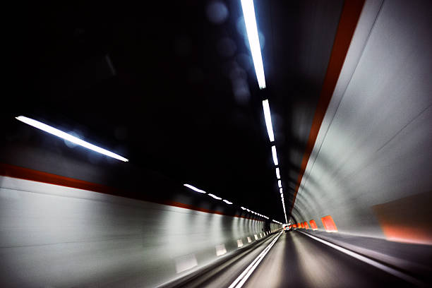 passer dans le tunnel - highway underground corridor street photos et images de collection