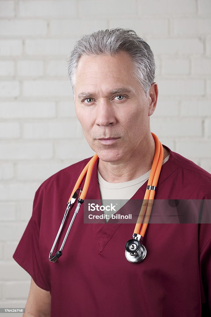 Sério macho meados de idade Trabalhador de cuidados de saúde - Royalty-free Enfermeiro Foto de stock