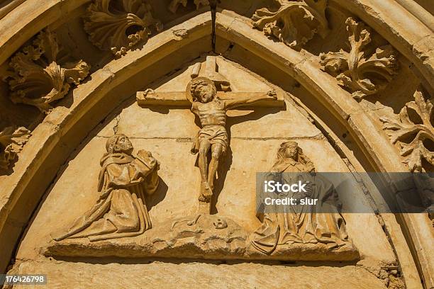 Mosteiro De Sandoval Porta Leon Espanhamosteiro Lintel - Fotografias de stock e mais imagens de Ajoelhar