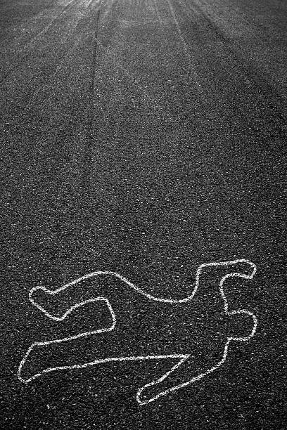 estrada e morte pessoas contorno de giz - crime scene chalk outline crime murder imagens e fotografias de stock