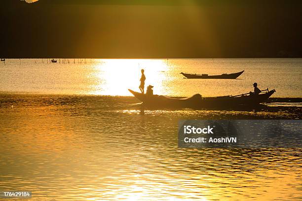 Barco No Lago - Fotografias de stock e mais imagens de Acidente - Conceito - Acidente - Conceito, Adernamento - Atividade náutica, Afundar