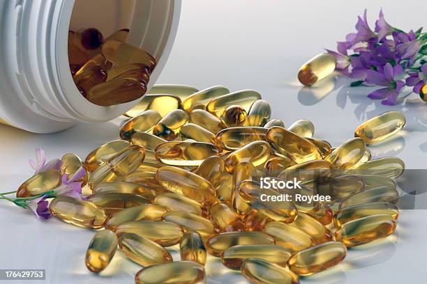 Cápsulas De Óleo De Peixe - Fotografias de stock e mais imagens de Comprimido - Comprimido, Cuidados de Saúde e Medicina, Cápsula
