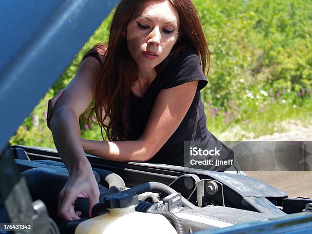 Mulher De Cadeia - Fotografias de stock e mais imagens de Adulto - Adulto, Ao Ar Livre, Avaria no Carro