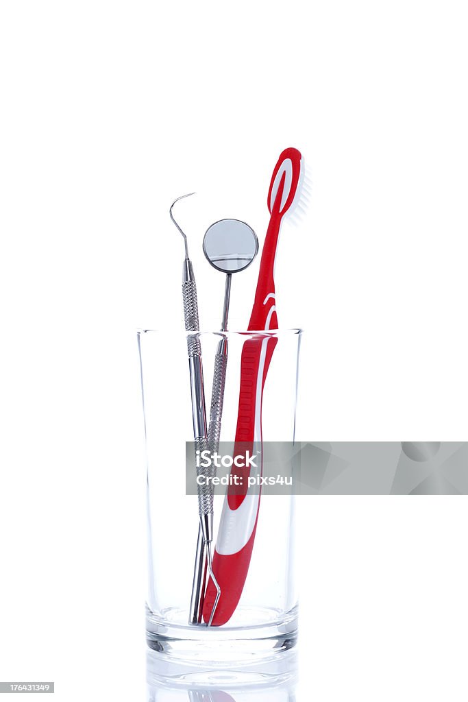 Зубная щетка и Зубная зеркало-исследователь в стекло - Стоковые фото Без людей роялти-фри