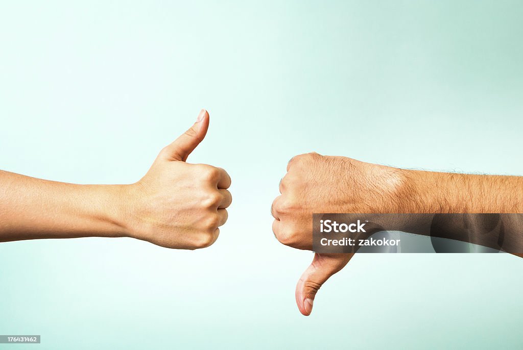 Zwei Hände signalling Daumen hoch und Daumen runter - Lizenzfrei Yes - englischer Begriff Stock-Foto