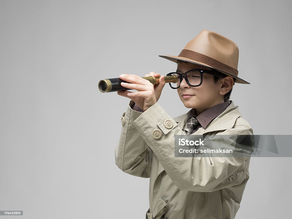Little Detetive na Capa Impermeável segurando Telescópio de mão - Royalty-free Sherlock Holmes Foto de stock
