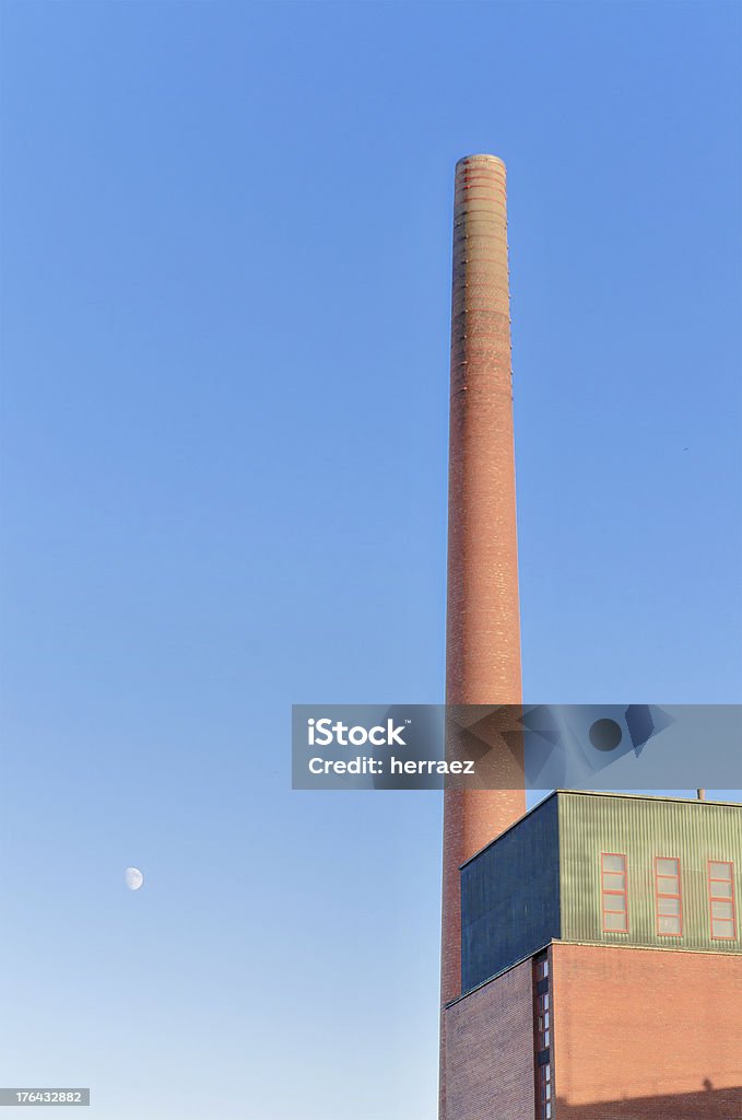 Stary przemysłowych brick Komin w Tampere Finlandii. - Zbiór zdjęć royalty-free (Architektura)
