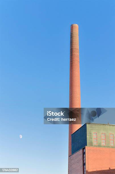 Chaminé De Tijolo Antigo Industrial Em Tampere Na Finlândia - Fotografias de stock e mais imagens de Abandonado