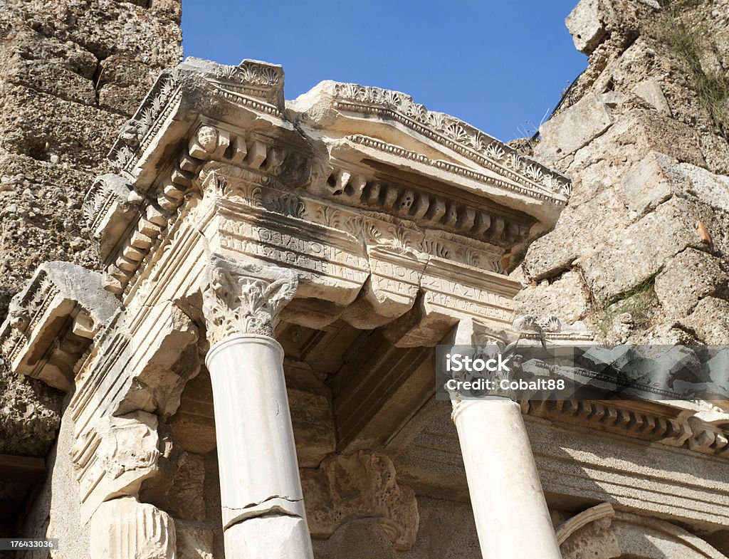 Antigua puerta de romano - Foto de stock de Antigualla libre de derechos