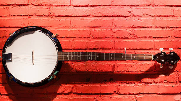 banjo hängen an der wand - wild west audio stock-fotos und bilder