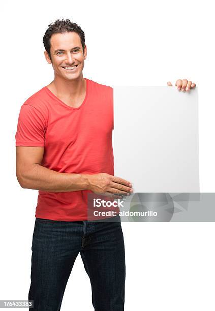 Hombre Alegre Sosteniendo Un Cartel En Blanco Foto de stock y más banco de imágenes de Agarrar - Agarrar, En blanco, Hombres
