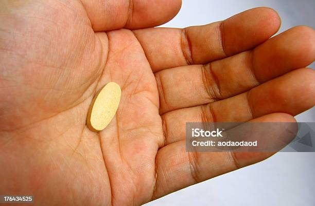 Pillola A Mano - Fotografie stock e altre immagini di Adulto - Adulto, Alimentazione sana, Antibiotico