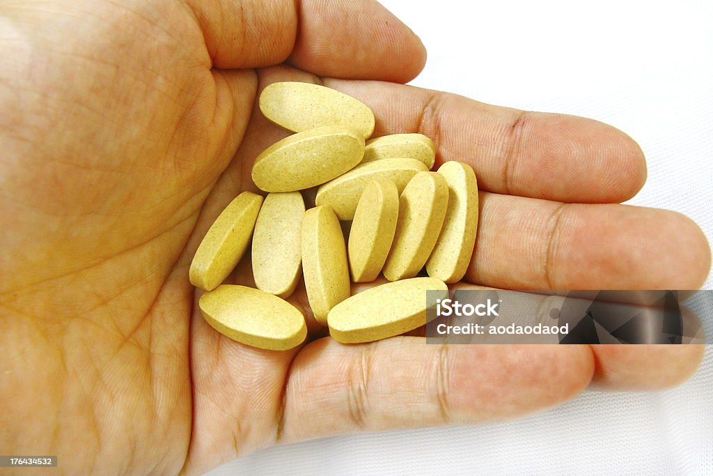Pilules et la main - Photo de Adulte libre de droits
