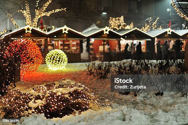 Luces De Noche En La Ciudad Para La Celebración De Navidad Foto de stock y más banco de imágenes de Adulación