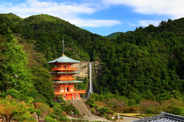 pagode do templo seianto-ji tendo como pano de fundo as cataratas nachi em nachisan, nachikatsuura, - higashimuro - fotografias e filmes do acervo