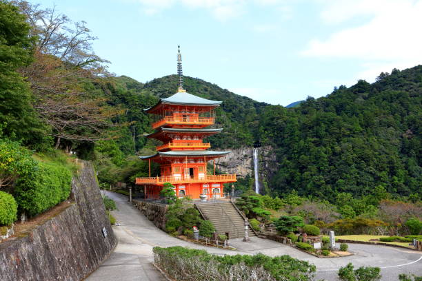 나치산(nachisan)의 나치 폭포(nachi falls)를 배경으로 한 세이안토지(seianto-ji temple) 탑, 나치카쓰우라(nachikatsuura), - higashimuro 뉴스 사진 이미지