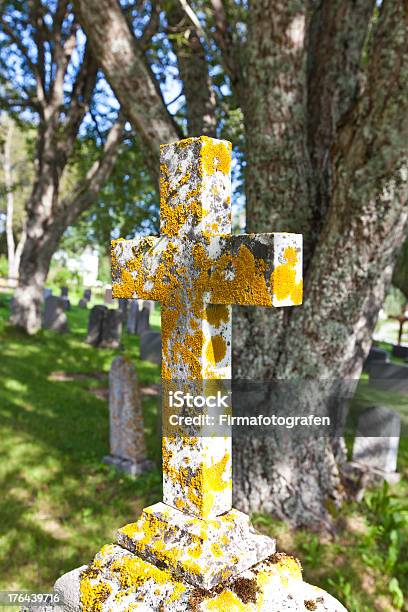Cross - Fotografie stock e altre immagini di A forma di croce - A forma di croce, Ambientazione esterna, Antico - Vecchio stile