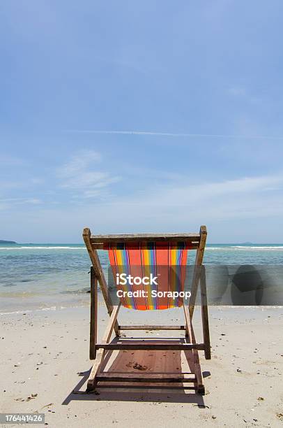 A Praia Com Uma Cadeira - Fotografias de stock e mais imagens de Ao Ar Livre - Ao Ar Livre, Areia, Azul