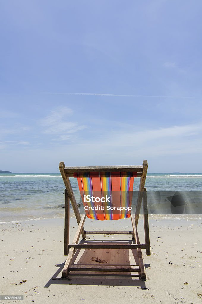 Пляж с креслом - Стоковые фото Без людей роялти-фри