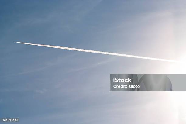 Flying Avión Foto de stock y más banco de imágenes de Actividad - Actividad, Aire libre, Avión