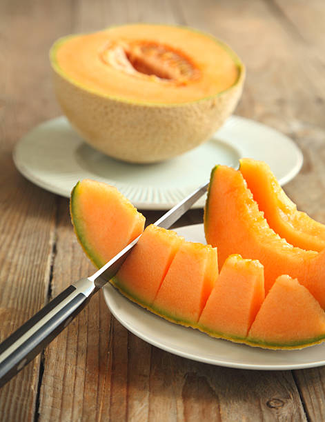 kantalup melon przekroje - melon watermelon cantaloupe portion zdjęcia i obrazy z banku zdjęć