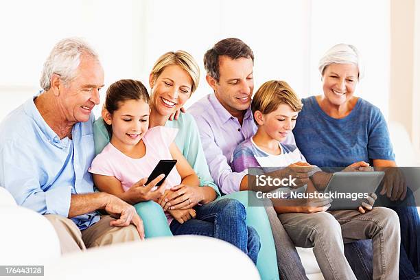 Familie Mit Digitalen Tablet Und Smartphone Zu Hause Fühlen Stockfoto und mehr Bilder von Familie mit mehreren Generationen