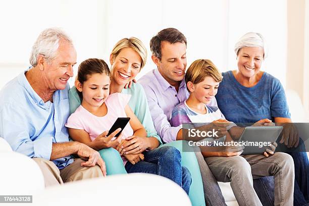 Rodziny Przy Użyciu Tablet I Smartfon W Domu - zdjęcia stockowe i więcej obrazów Rodzina wielopokoleniowa - Rodzina wielopokoleniowa, Sofa, Korzystać z tabletu