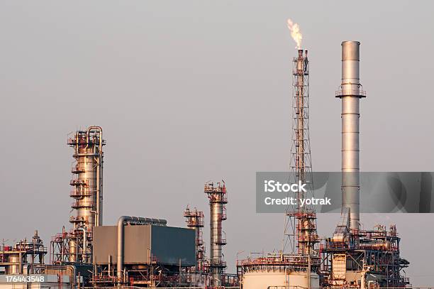 Ölraffinerie Stockfoto und mehr Bilder von Abgas - Abgas, Ausrüstung und Geräte, Benzin