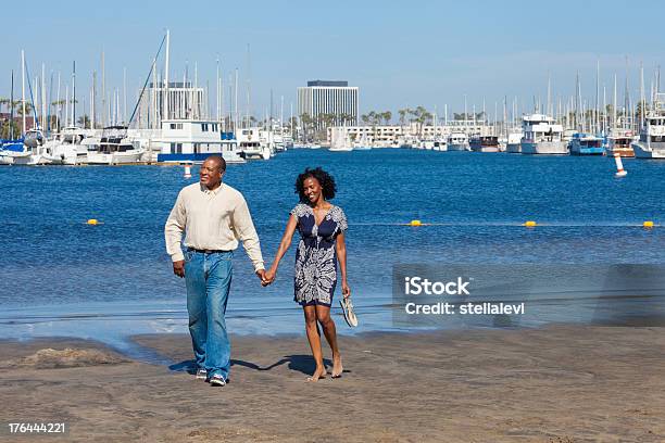 Loving Couple Walking On The Beach — стоковые фотографии и другие картинки Многонациональная группа - Многонациональная группа, Зрелый возраст, Морское судно