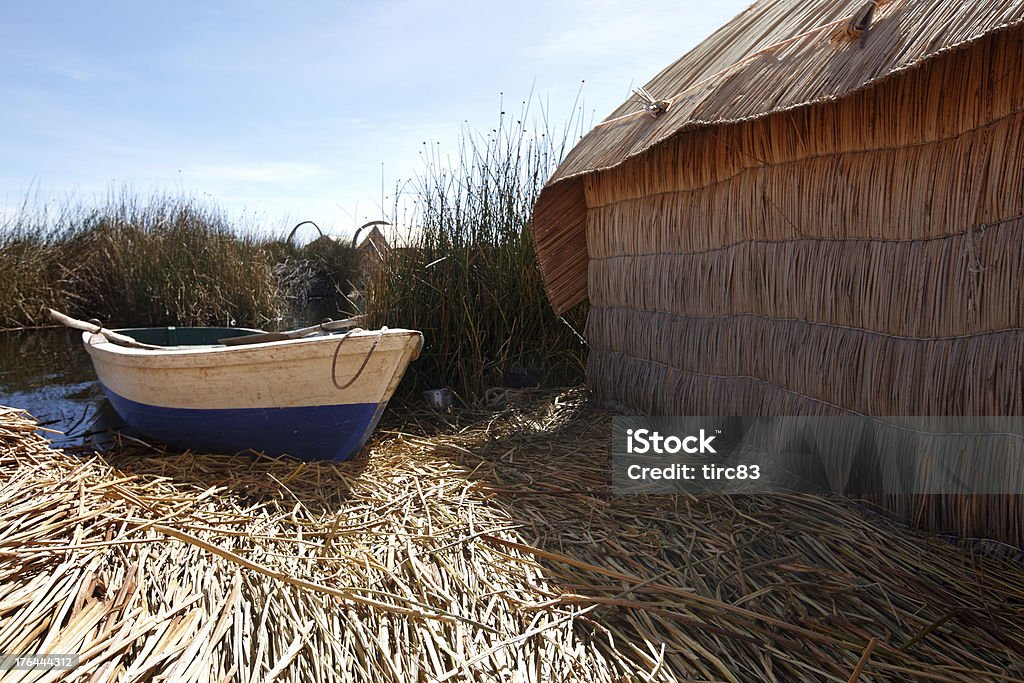 Wiosłować boat zacumowane w Uros Wyspy Jezioro Titicaca - Zbiór zdjęć royalty-free (Bez ludzi)