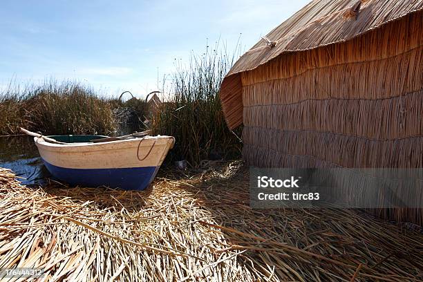 Wiosłować Boat Zacumowane W Uros Wyspy Jezioro Titicaca - zdjęcia stockowe i więcej obrazów Bez ludzi